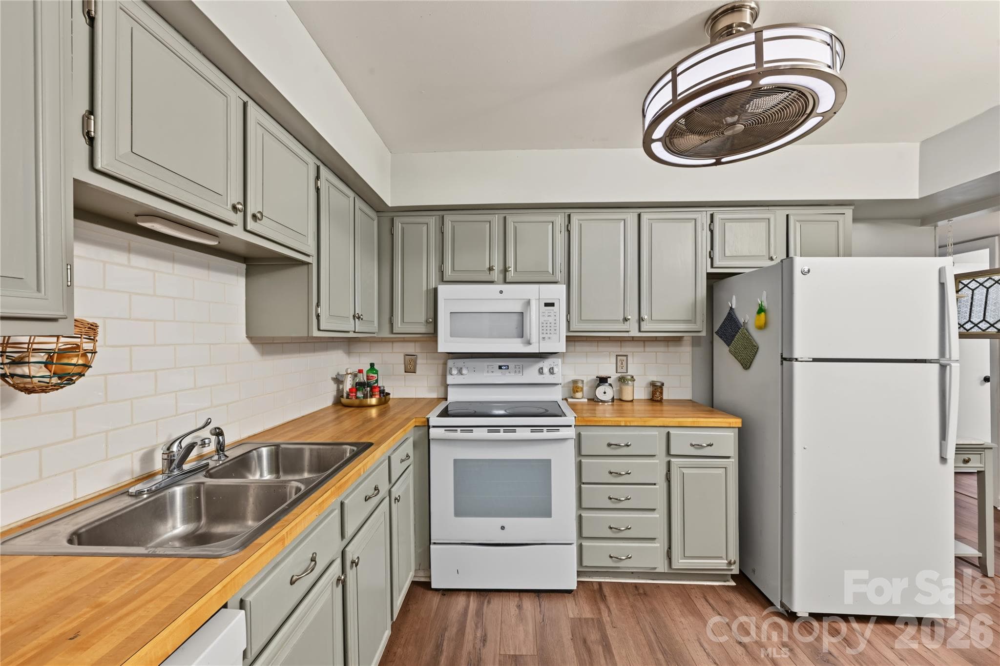 Condominium at 8303 Meadow Lakes Drive, Charlotte, photo 8 of 26