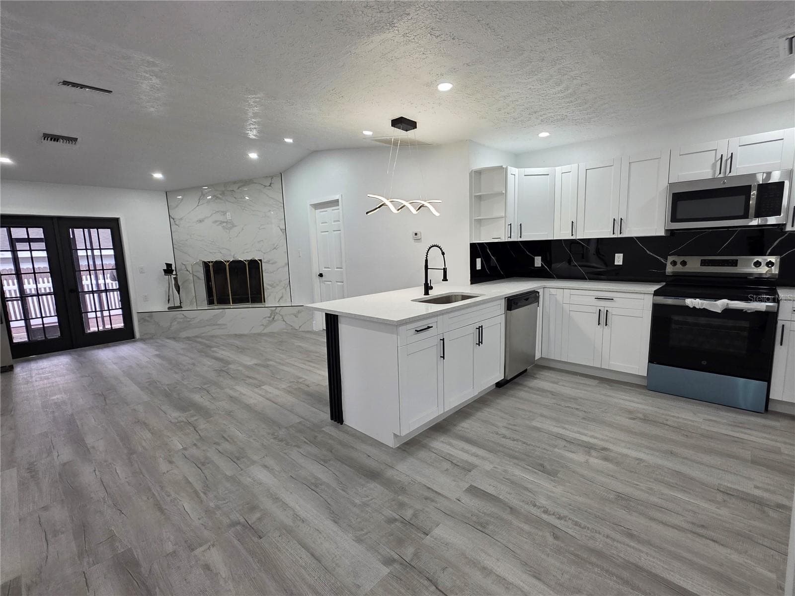 Single Family Residence at 5044 ROANOKE DR, HOLIDAY, photo 2 of 20