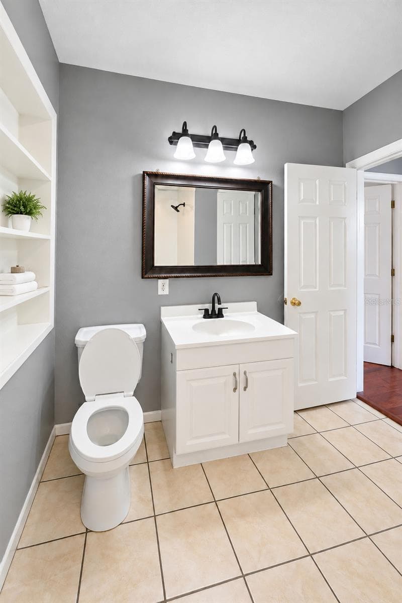 Full Bathroom 1 - A - 936 E SHADOWLAWN AVE, TAMPA