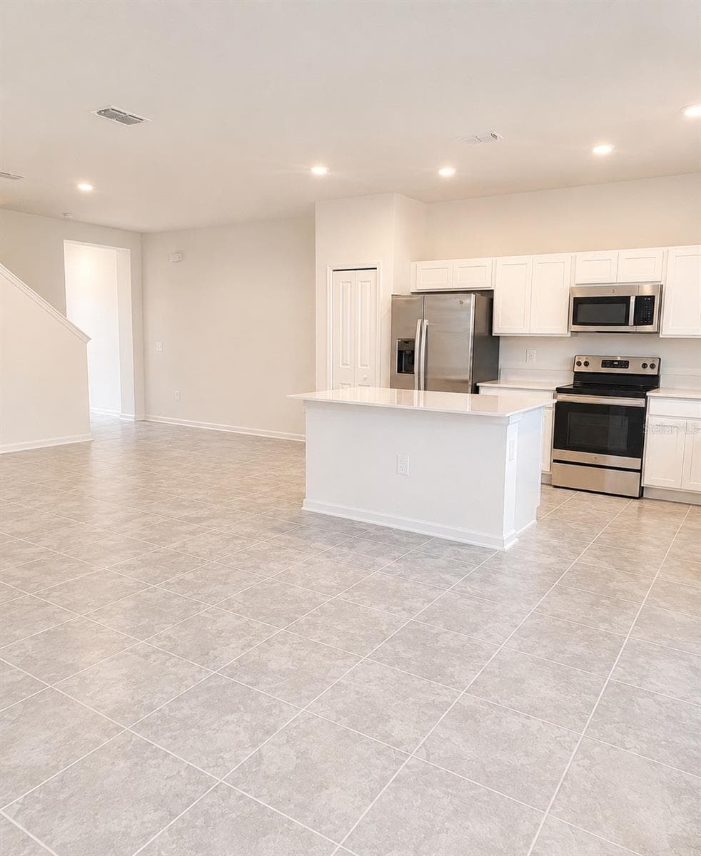 Open-Concept Living and Dining Area - 409 BOGEY DR, DAVENPORT