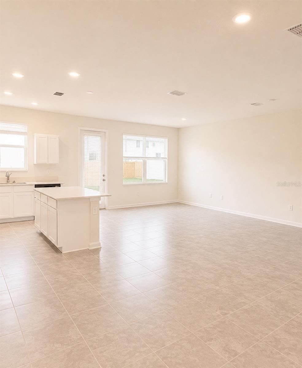 Bright Living Room - 409 BOGEY DR, DAVENPORT
