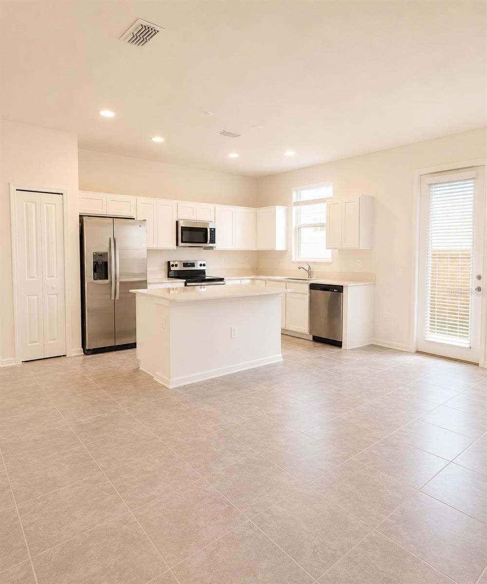 Open-Concept Kitchen - 409 BOGEY DR, DAVENPORT