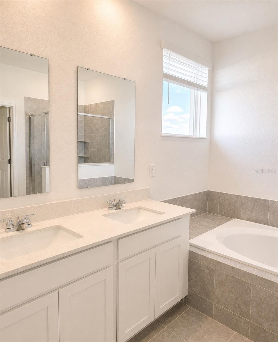 Primary Bathroom – Vanity - 409 BOGEY DR, DAVENPORT