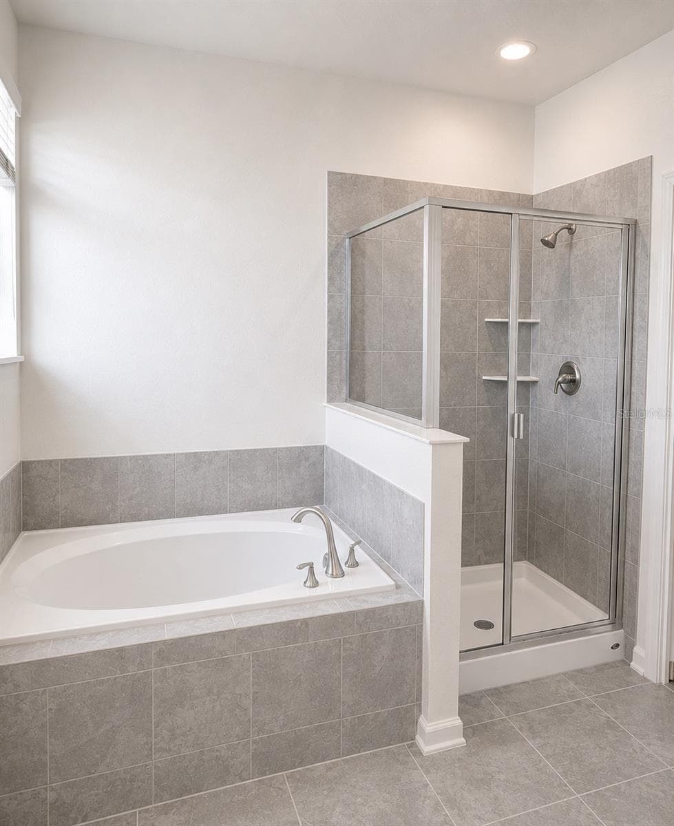 Primary Bathroom – Shower and Tub - 409 BOGEY DR, DAVENPORT