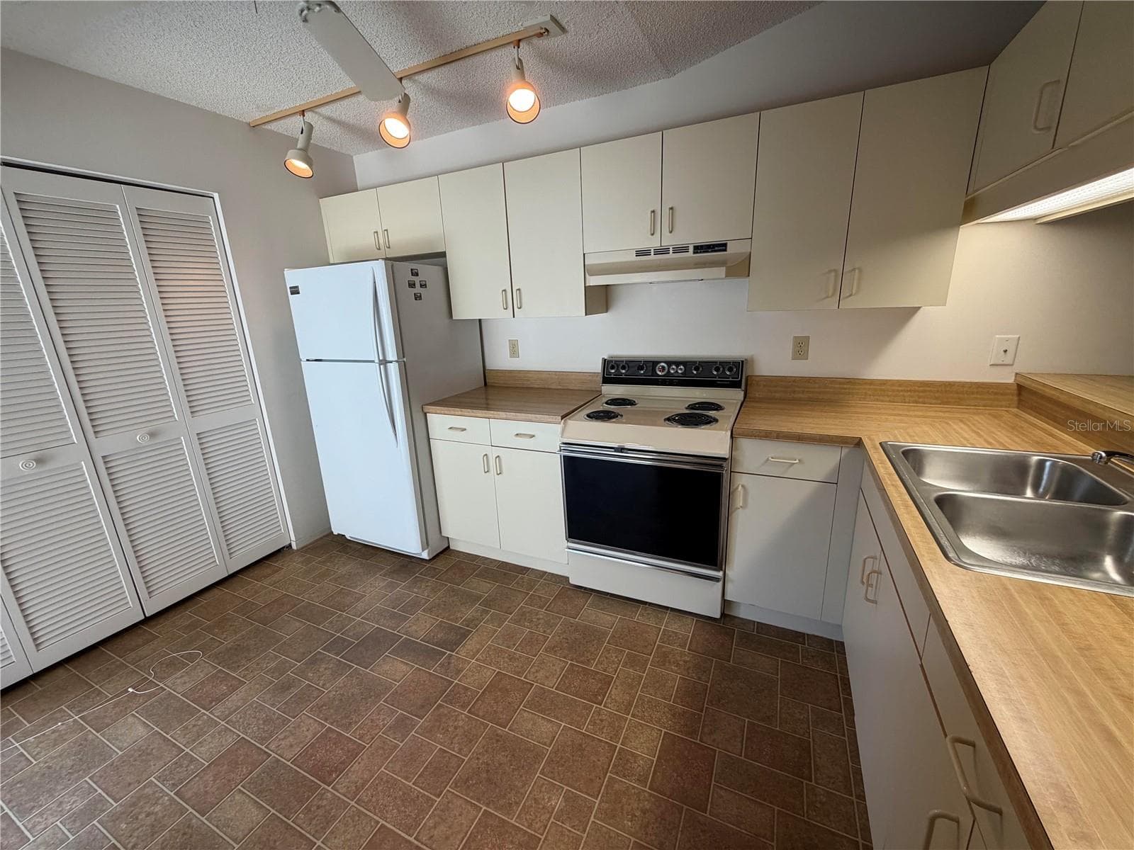 Villa at 2904 OAK LN, BRADENTON, photo 5 of 21