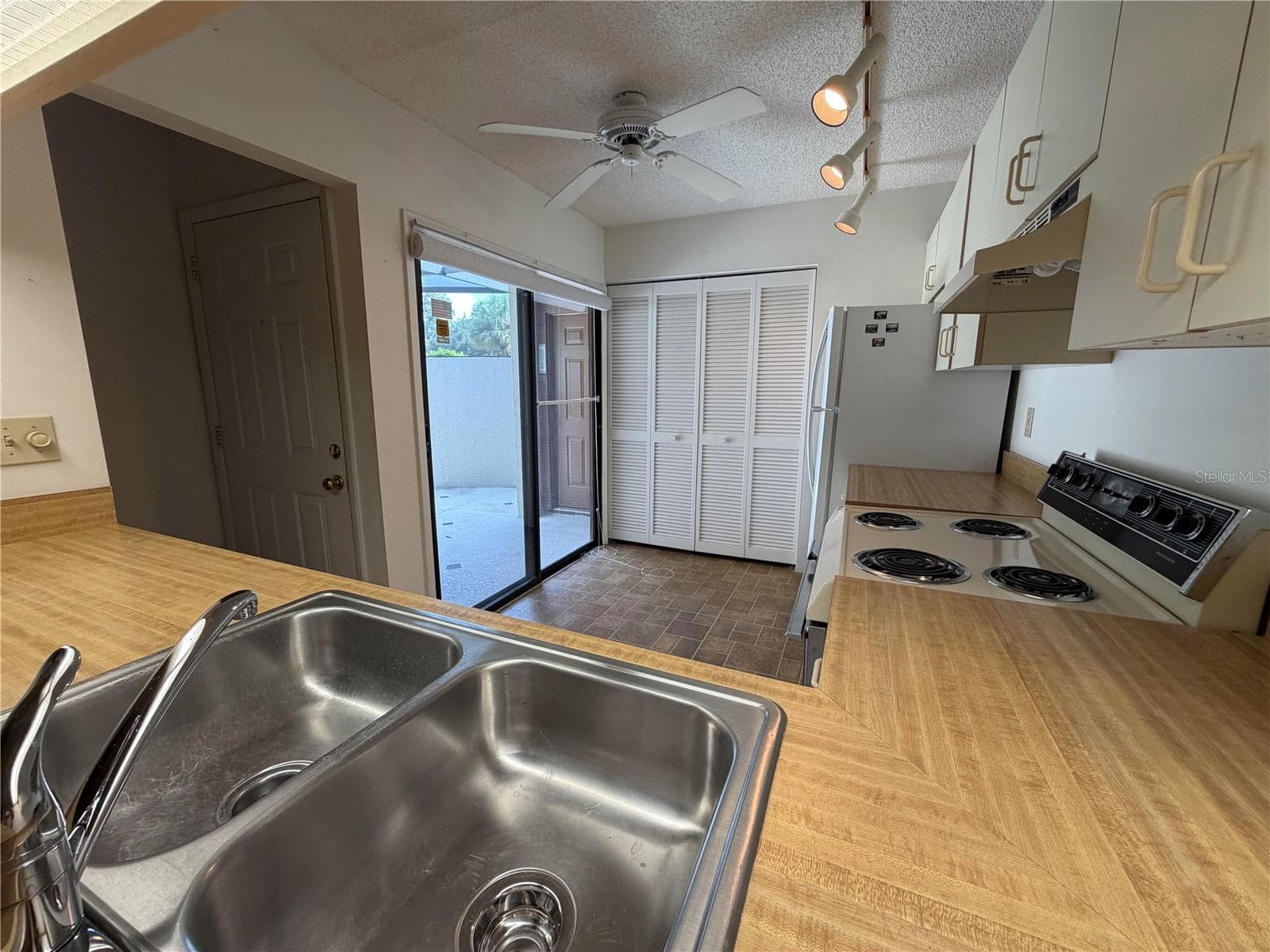 Villa at 2904 OAK LN, BRADENTON, photo 6 of 21