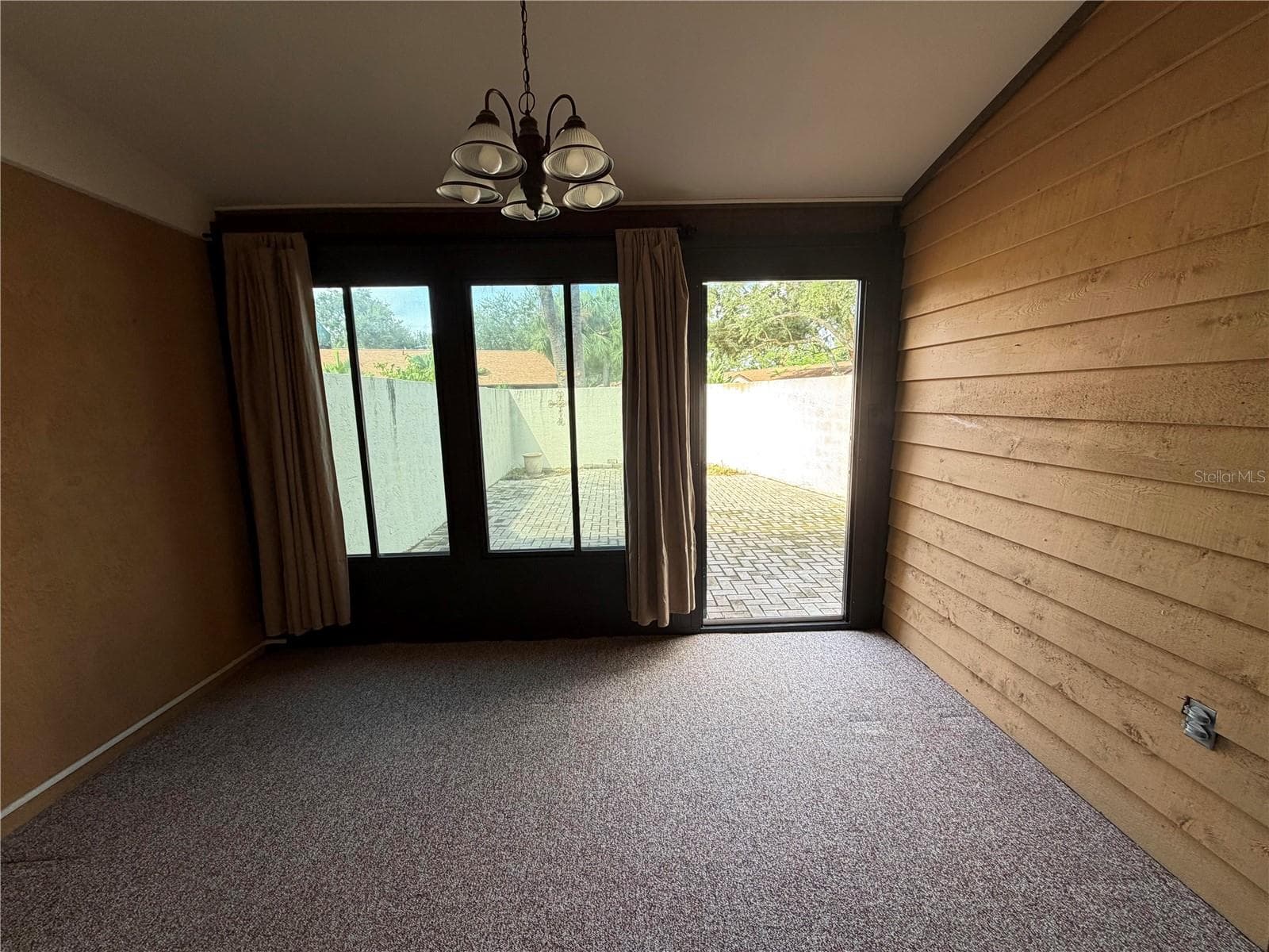 Florida Room that opens into the back courtyard. - 2904 OAK LN, BRADENTON