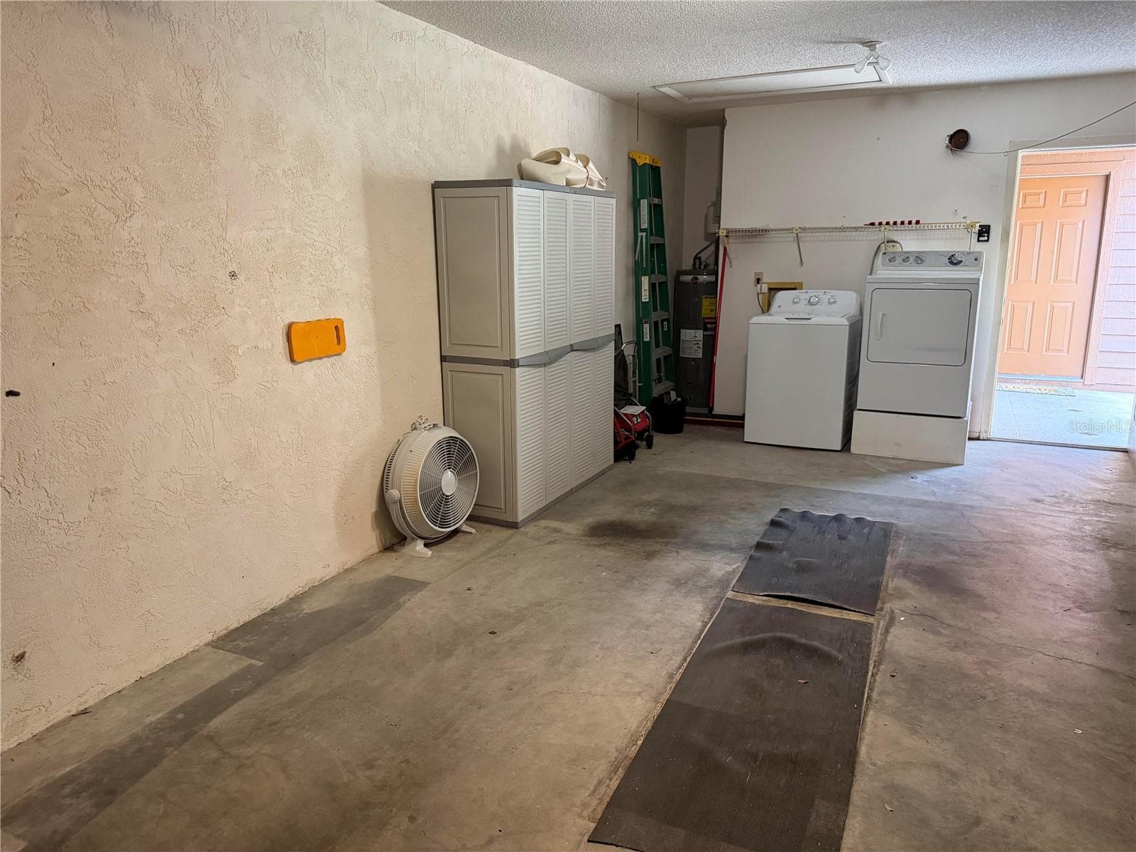 1 car garage with washer and dryer - 2904 OAK LN, BRADENTON