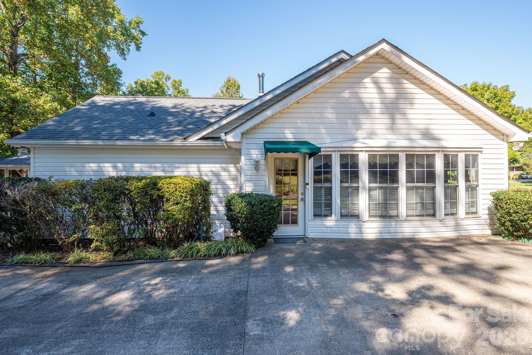 Single Family Residence at 2545 Les Lane, Denver, photo 6 of 36