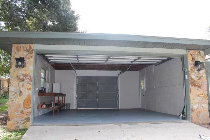 Two car garage - 12082 SE 61ST CT, BELLEVIEW