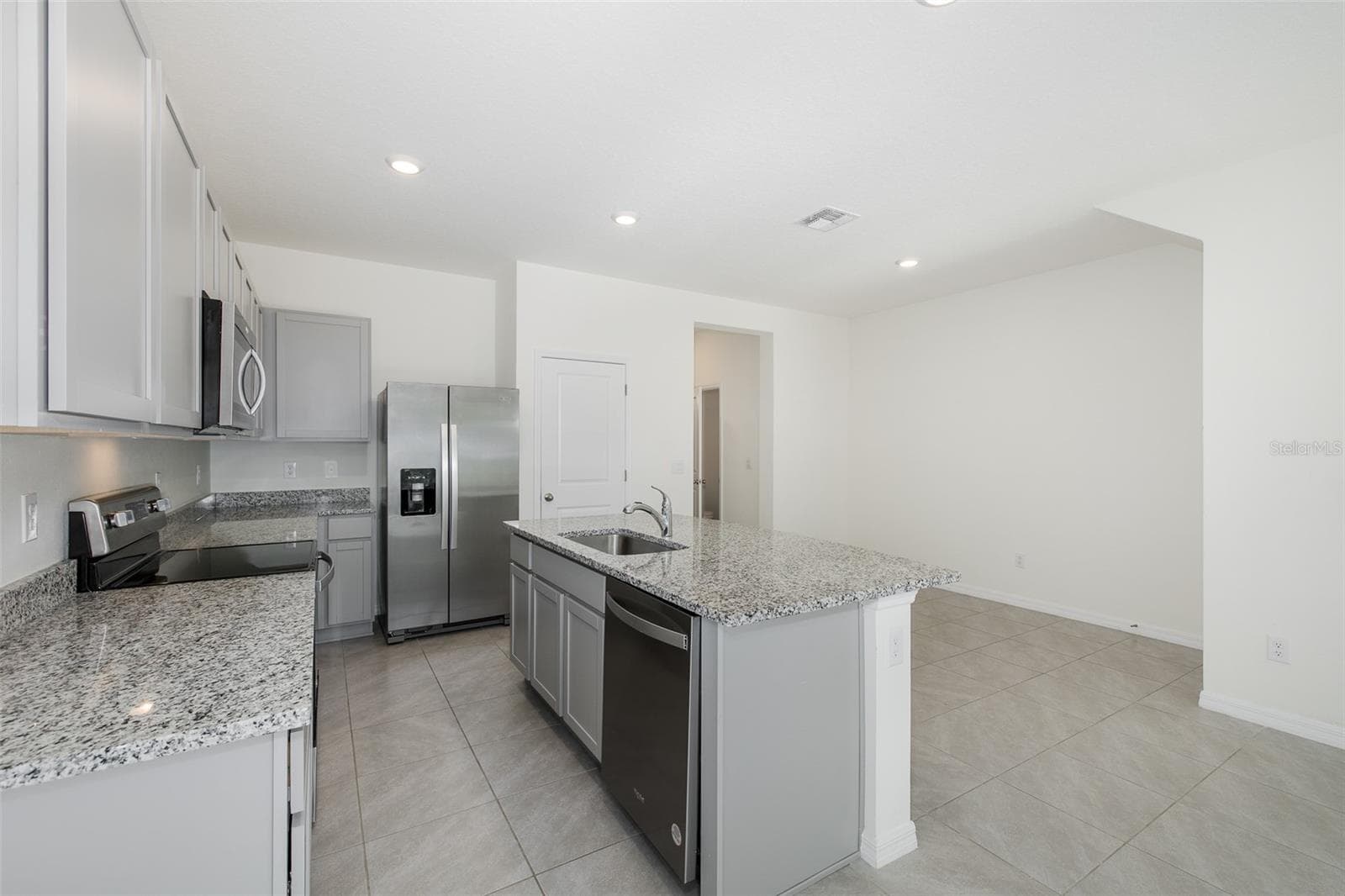 Gorgeous Kitchen with Generous Prep Space...Perfect for Entertaining - 11166 CRESCENT DEER DR, LAND O LAKES