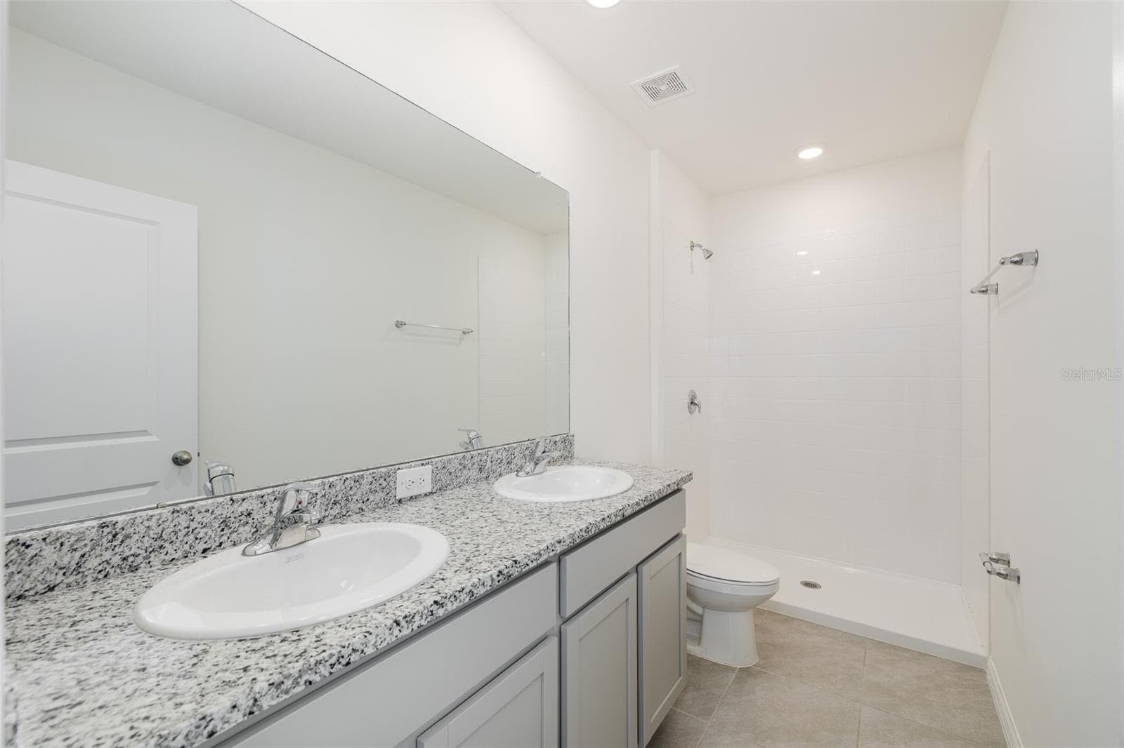 Primary Bath with Double Sink & Granite Countertop - 11166 CRESCENT DEER DR, LAND O LAKES