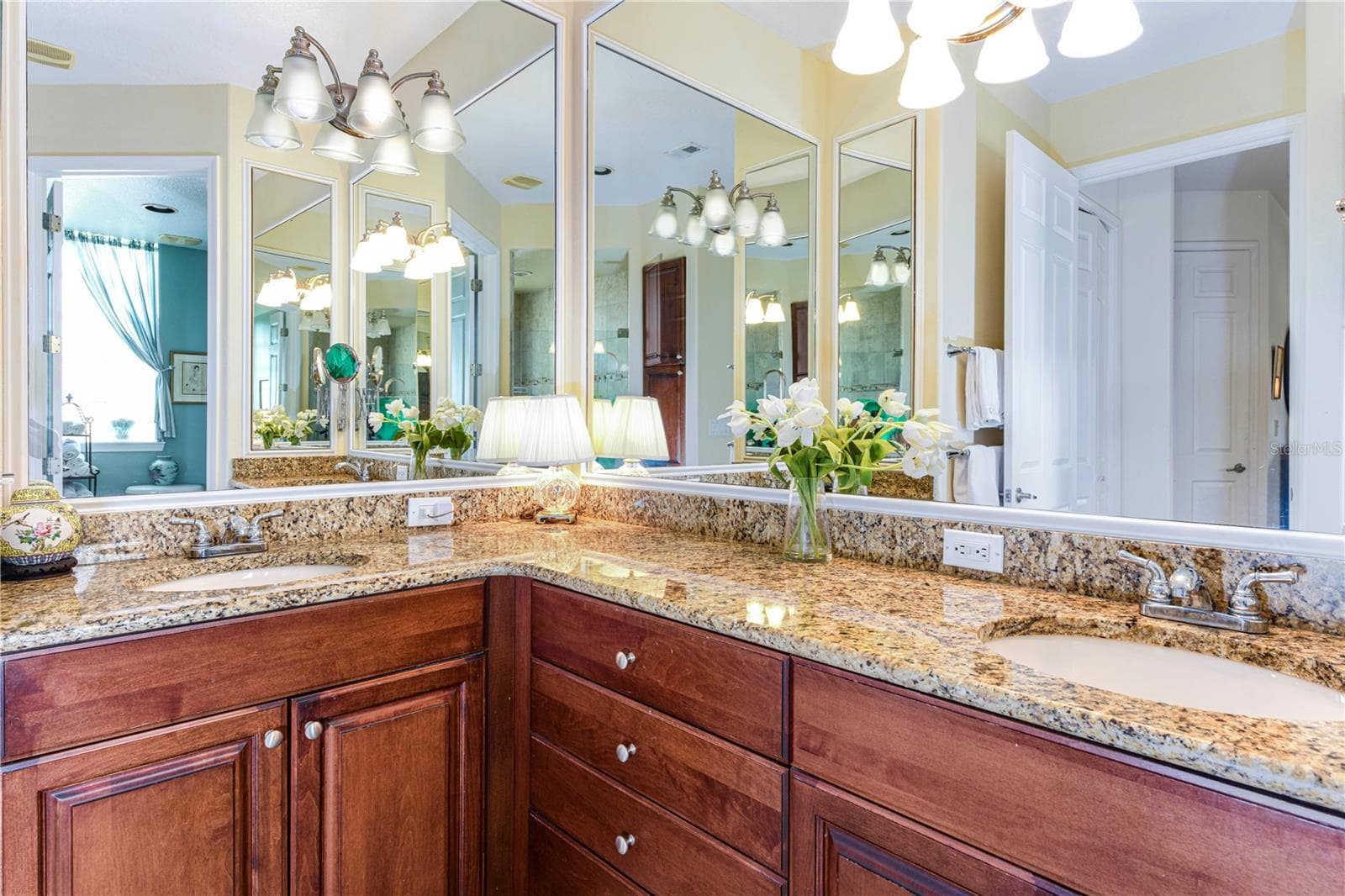 En suite bath for primary bedroom - 8049 TYBEE CT #8049, UNIVERSITY PARK