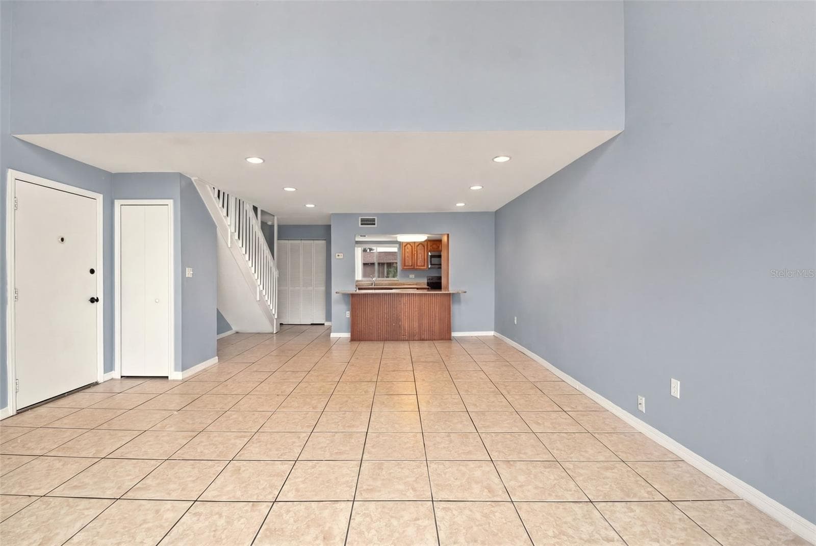 Living room/Dining room towards kitchen - 610 ORANGE DR #188, ALTAMONTE SPRINGS