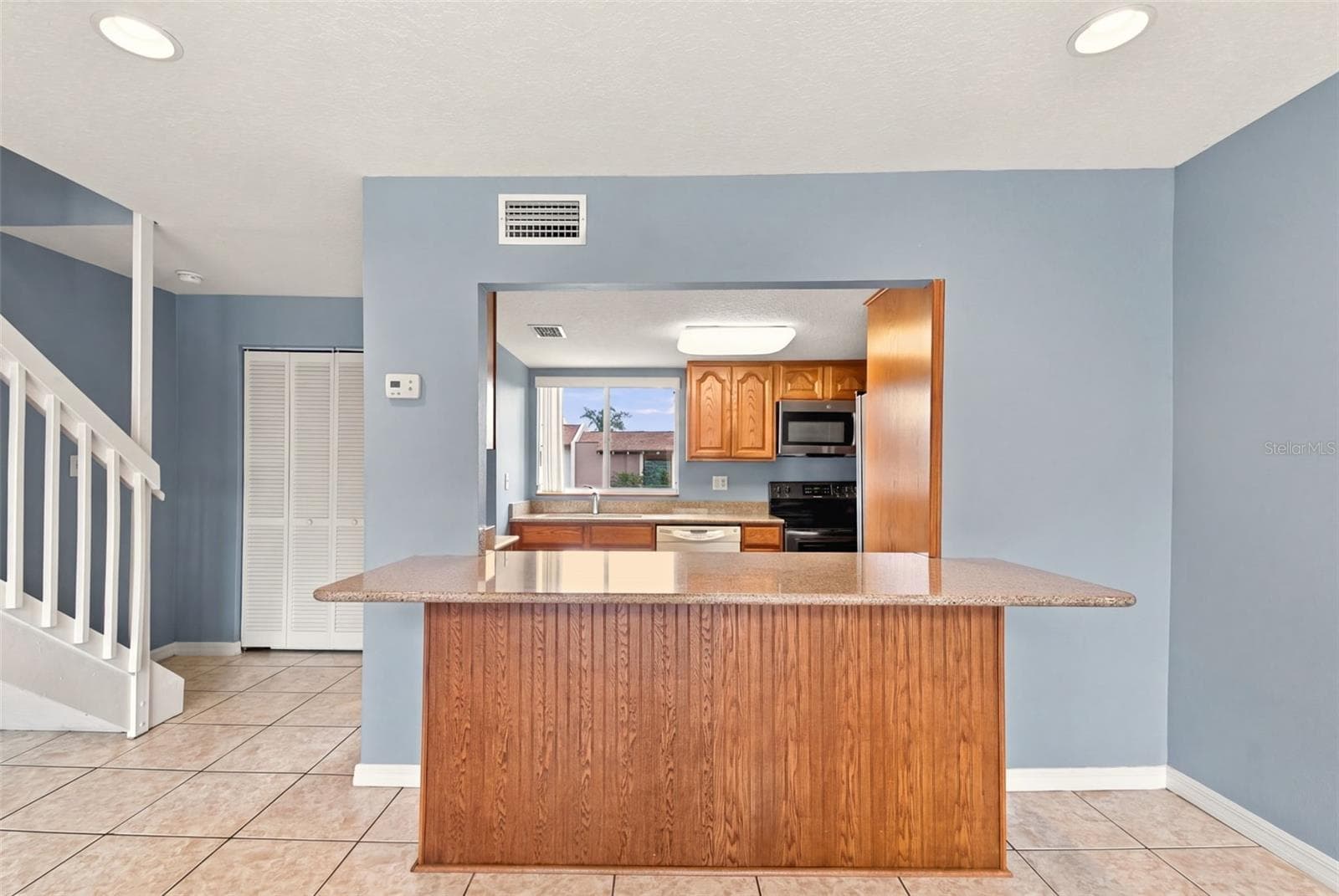 Breakfast bar with stone countertop - 610 ORANGE DR #188, ALTAMONTE SPRINGS