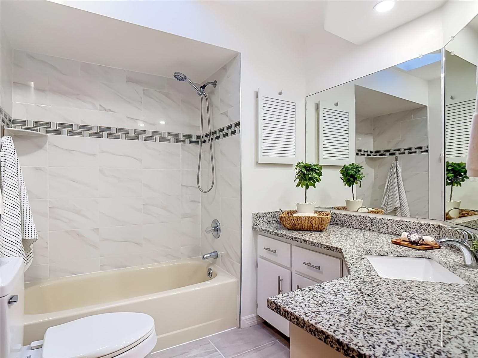 guest bath - 5812 NOB HILL BLVD, PORT ORANGE