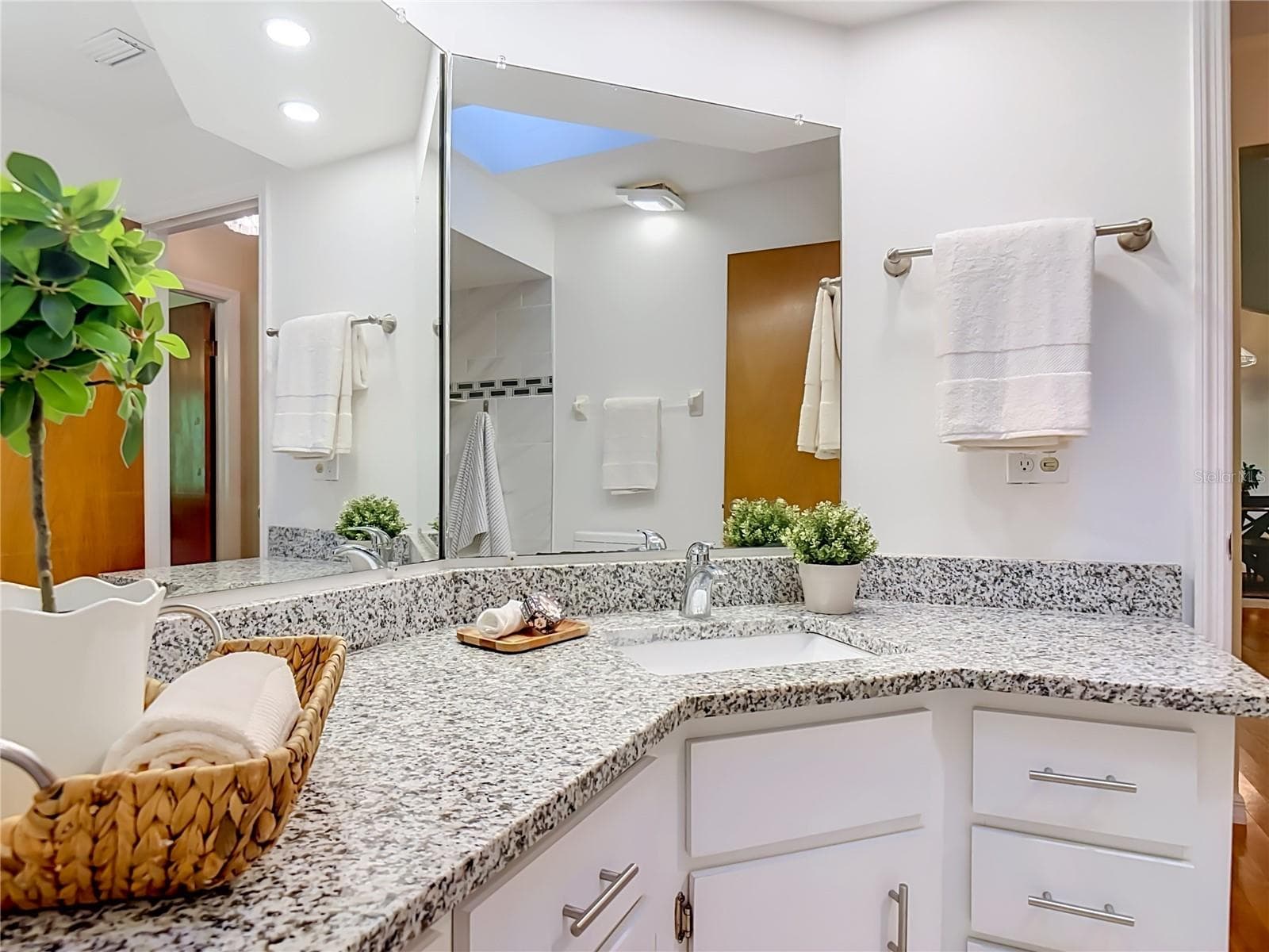 guest bath - 5812 NOB HILL BLVD, PORT ORANGE