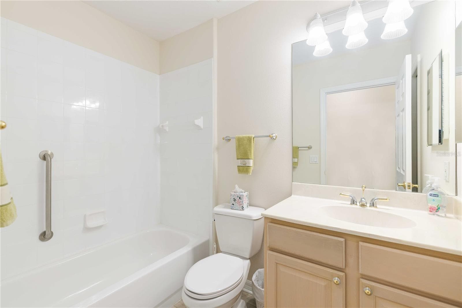 Guest Bath with Tub-Shower - 9616 TURNING LEAF TER, BRADENTON