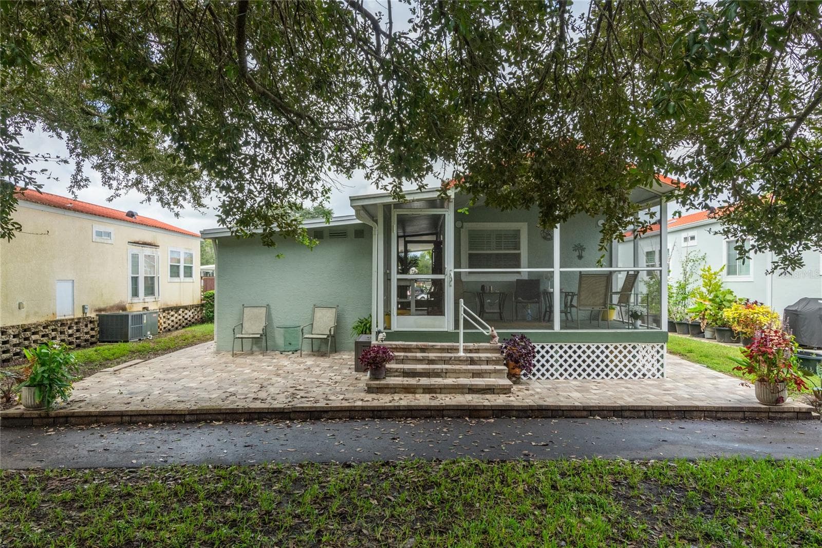 WOW - the only Casita that has the custom pavers surrounding the back and sides to enjoy life without worrying about flooding. - 6544 LA MESA RD, LAND O LAKES