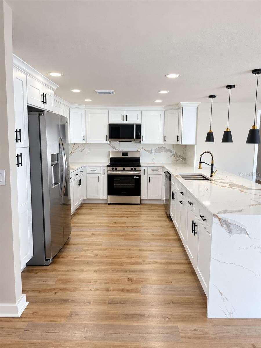 Huge Kitchen with beautiful fixtures - 5707 PERKIN DR, NEW PORT RICHEY