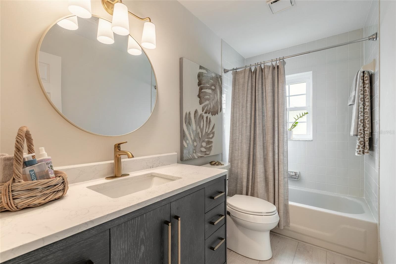 Guest Bathroom - 9 SEA GULL DR, ORMOND BEACH