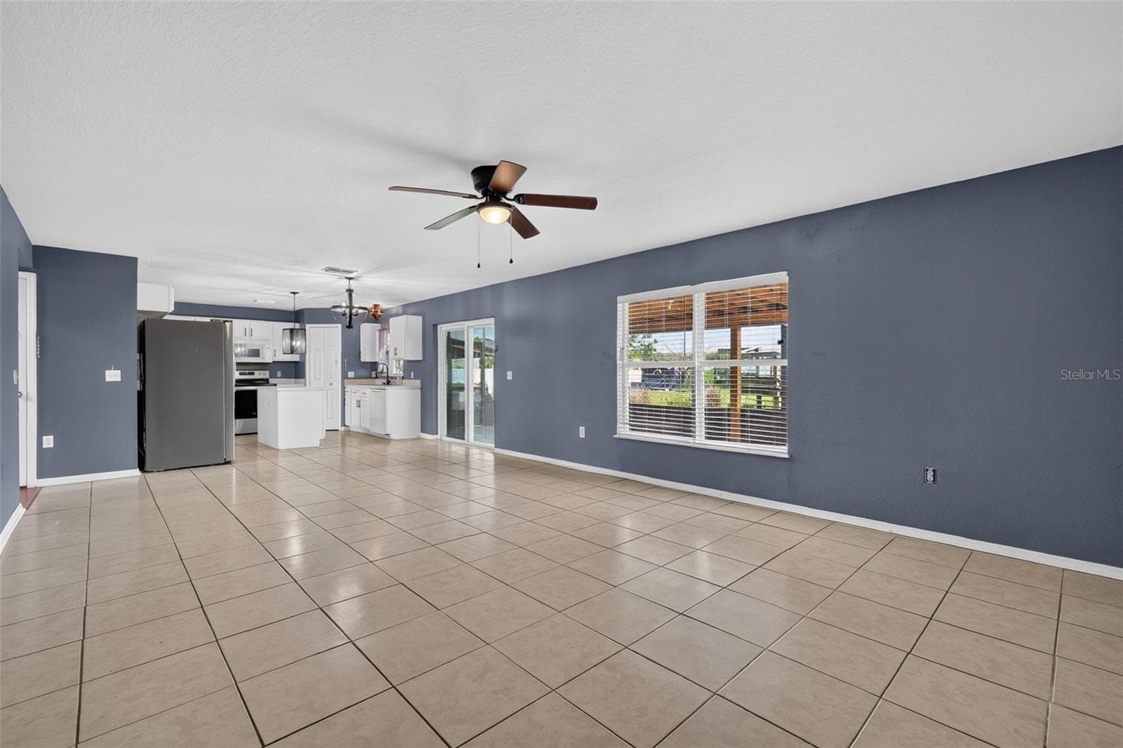 Family room - 321 LAKE HILLS LN, EAGLE LAKE