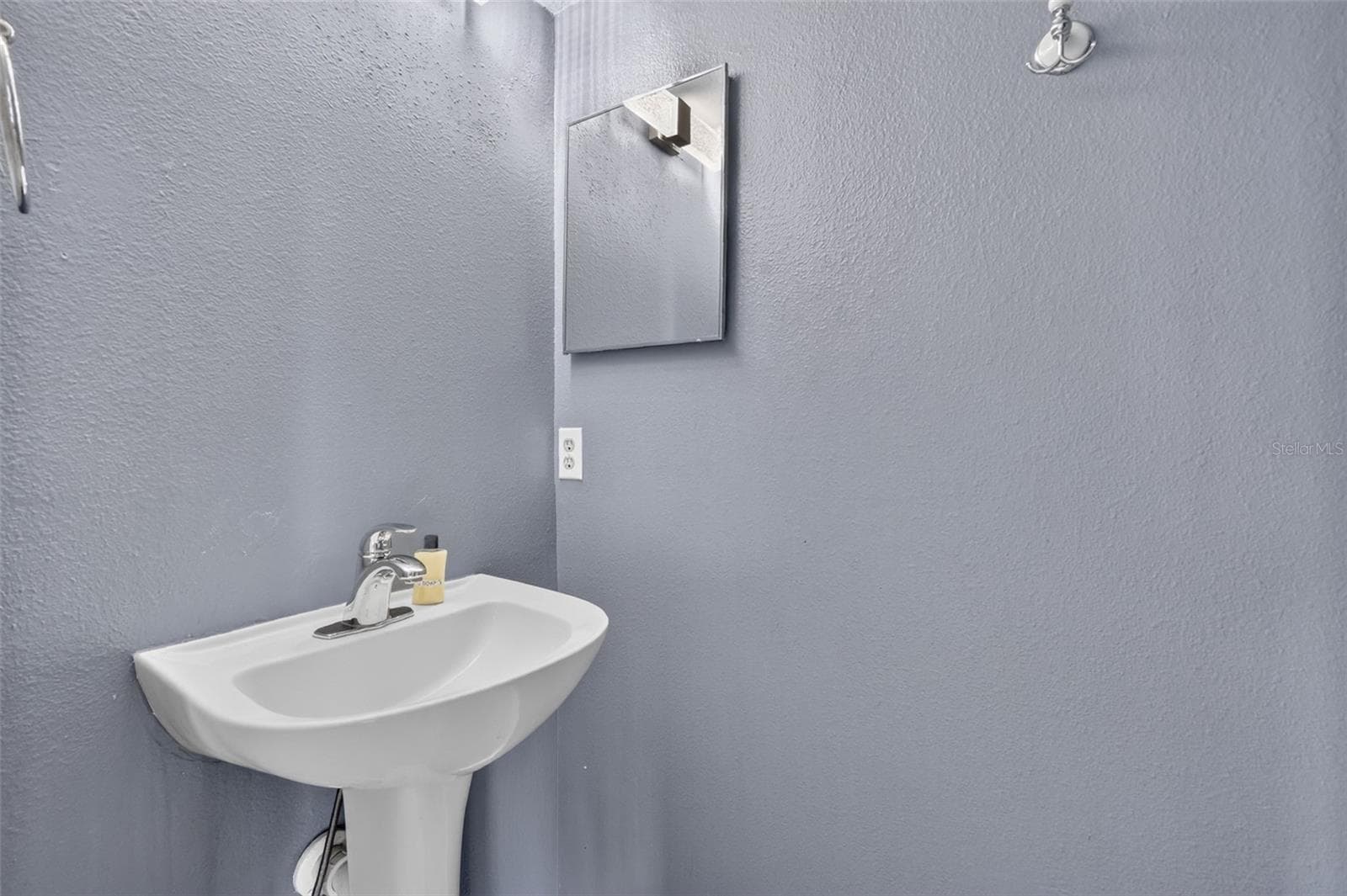 Powder room (downstairs) - 321 LAKE HILLS LN, EAGLE LAKE