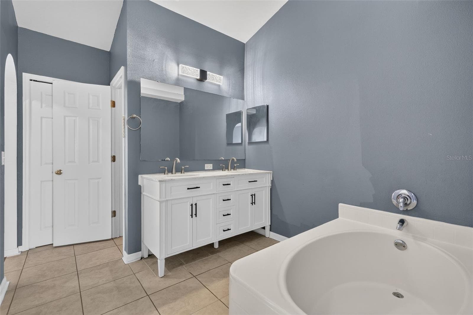 Primary bathroom - 321 LAKE HILLS LN, EAGLE LAKE