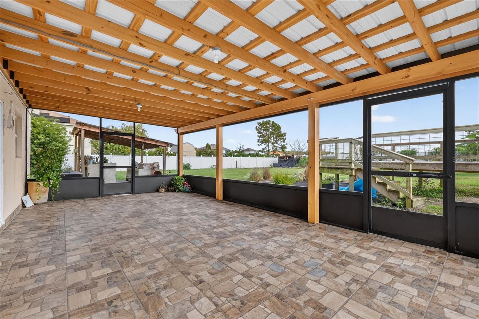 Enclosed lanai - 321 LAKE HILLS LN, EAGLE LAKE