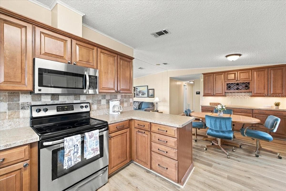 Manufactured Home at 4 MEADOWLARK CIR, ELLENTON, photo 15 of 41