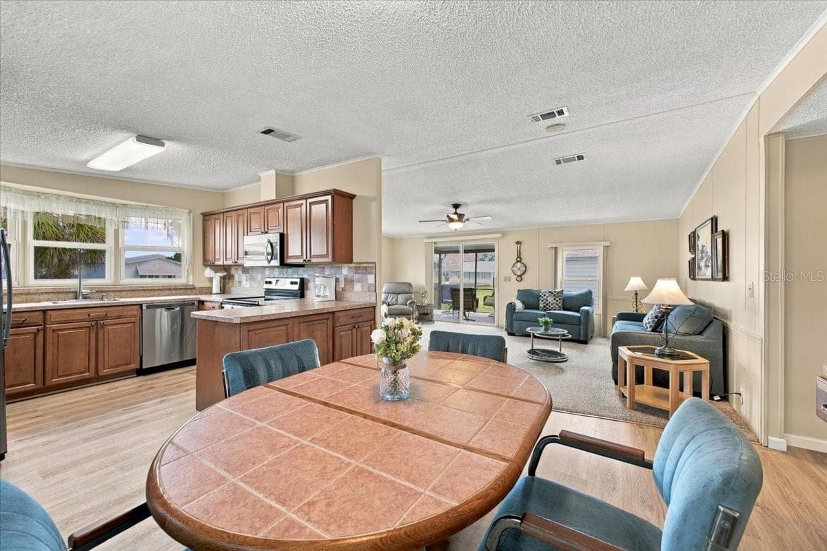 Manufactured Home at 4 MEADOWLARK CIR, ELLENTON, photo 18 of 41