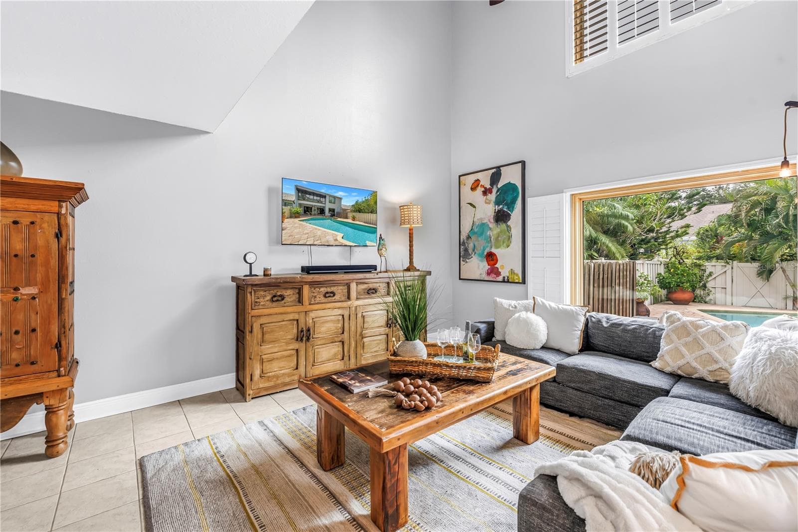 Great Space to watch the game or binge watch Netflix with friends and neighbors - 990 SAN CARLOS CT NE, ST PETERSBURG