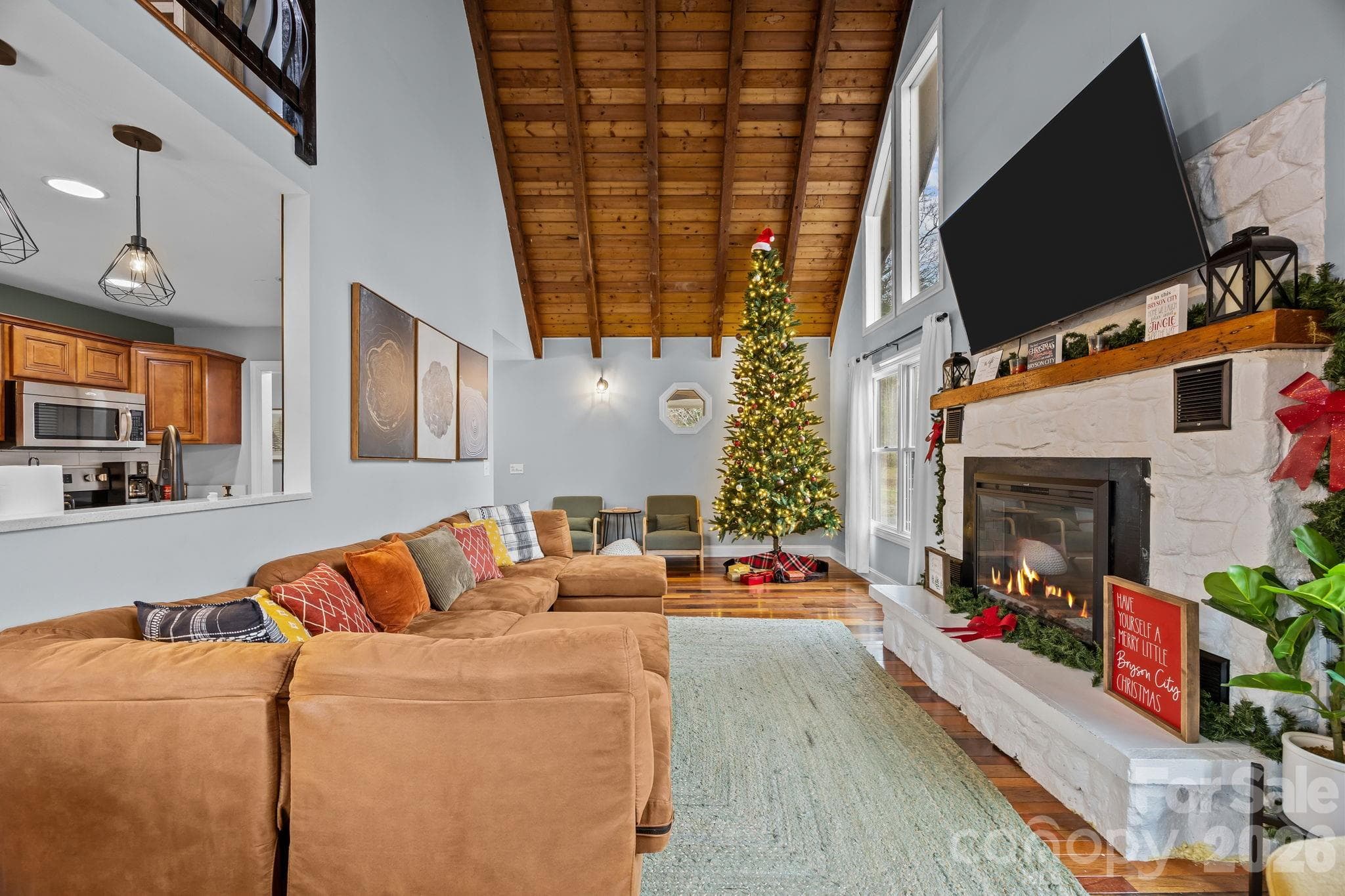 Extra tall ceiling with loft - 540 Toot Hollow Road, Bryson City
