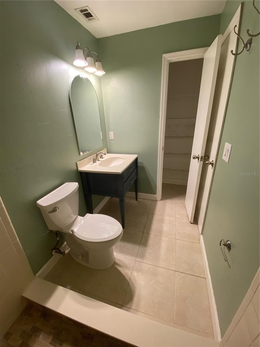 1st Floor Primary Bathroom Picture #2 - 82 LAKEPOINTE CIR #82, KISSIMMEE