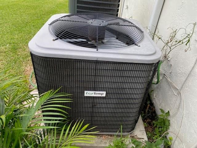 A/C located back yard - 82 LAKEPOINTE CIR #82, KISSIMMEE