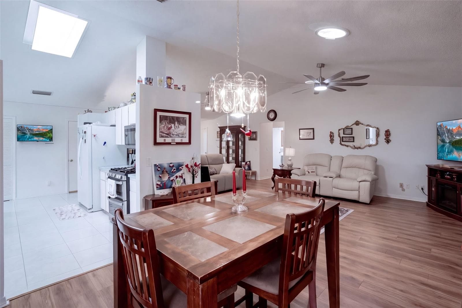 Dining into Kitchen - 26162 NEWCOMBE CIR, LEESBURG