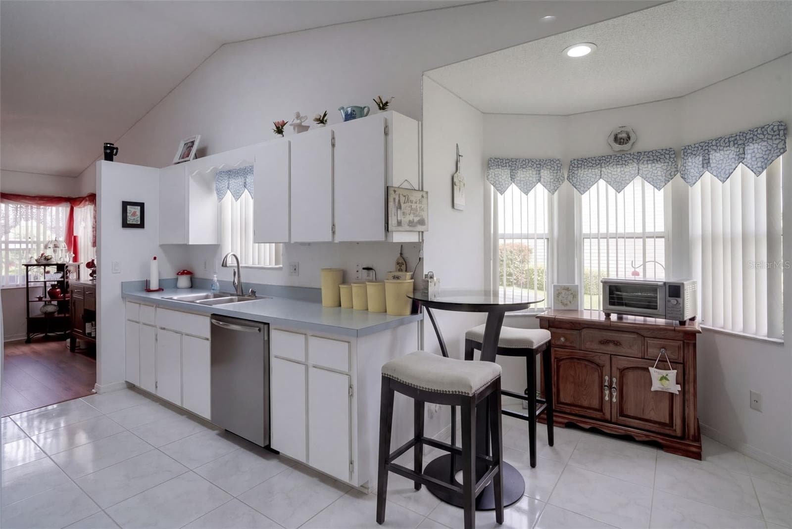 Kitchen and Breakfast Nook - 26162 NEWCOMBE CIR, LEESBURG