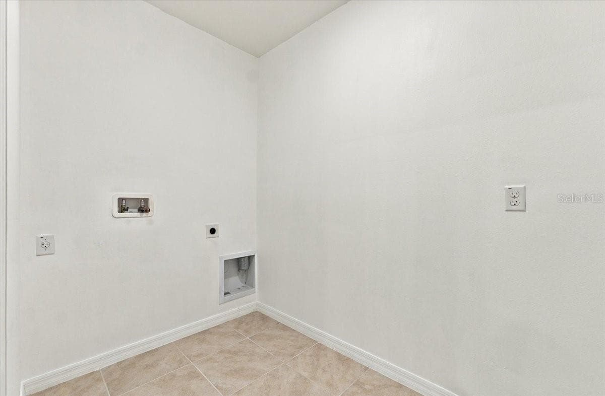 laundry room - 261 ST THOMAS DR, MULBERRY