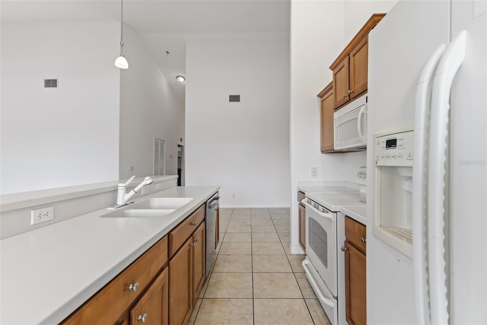 Condominium at 1003 FAIRWAYCOVE LN #207, BRADENTON, photo 2 of 45