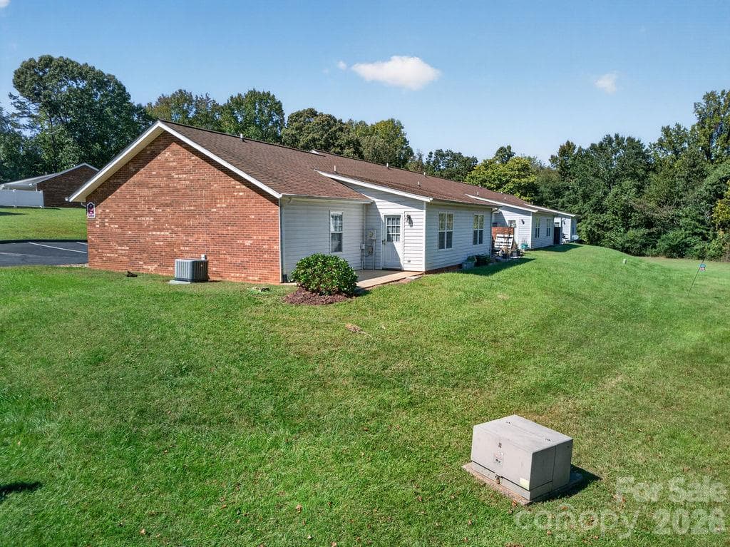 Townhouse at 122 24th Street NW, Hickory, photo 4 of 21