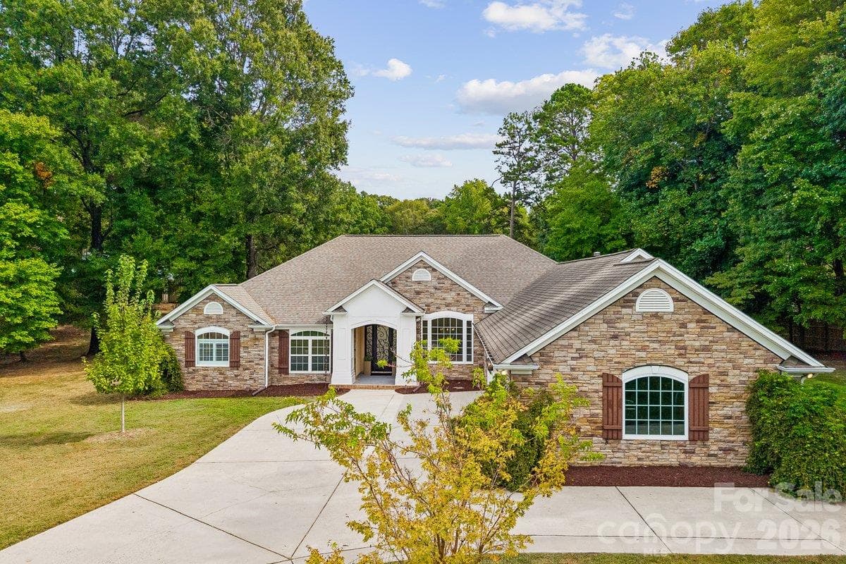 Single Family Residence at 5329 Kuykendall Road, Charlotte, photo 3 of 42