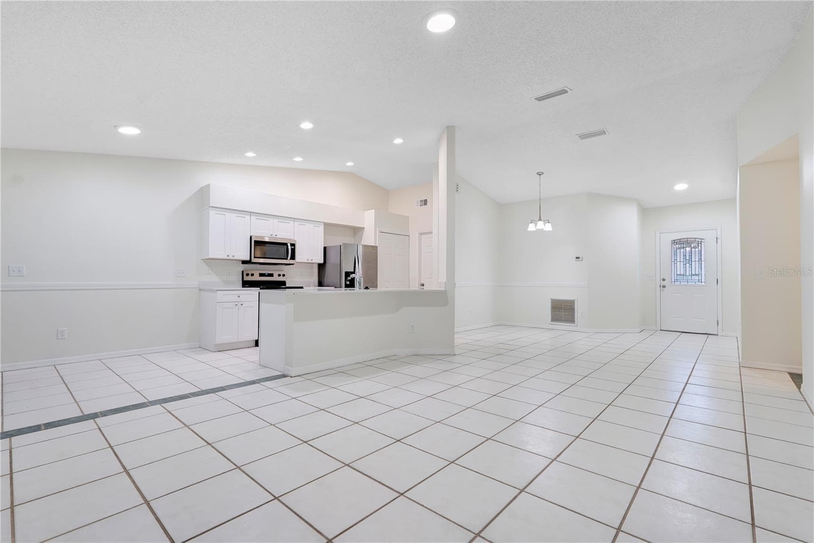 Single Family Residence at 11224 CYPRESS LEAF DR, ORLANDO, photo 8 of 36