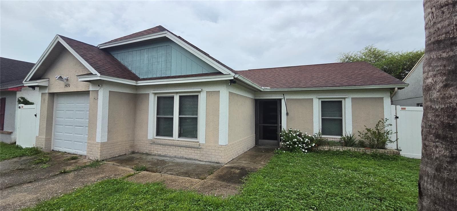 Single Family Residence at 7920 GEORGE WASHINGTON LN, TAMPA, photo 2 of 28