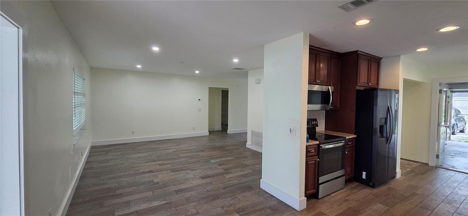 Single Family Residence at 7920 GEORGE WASHINGTON LN, TAMPA, photo 6 of 28