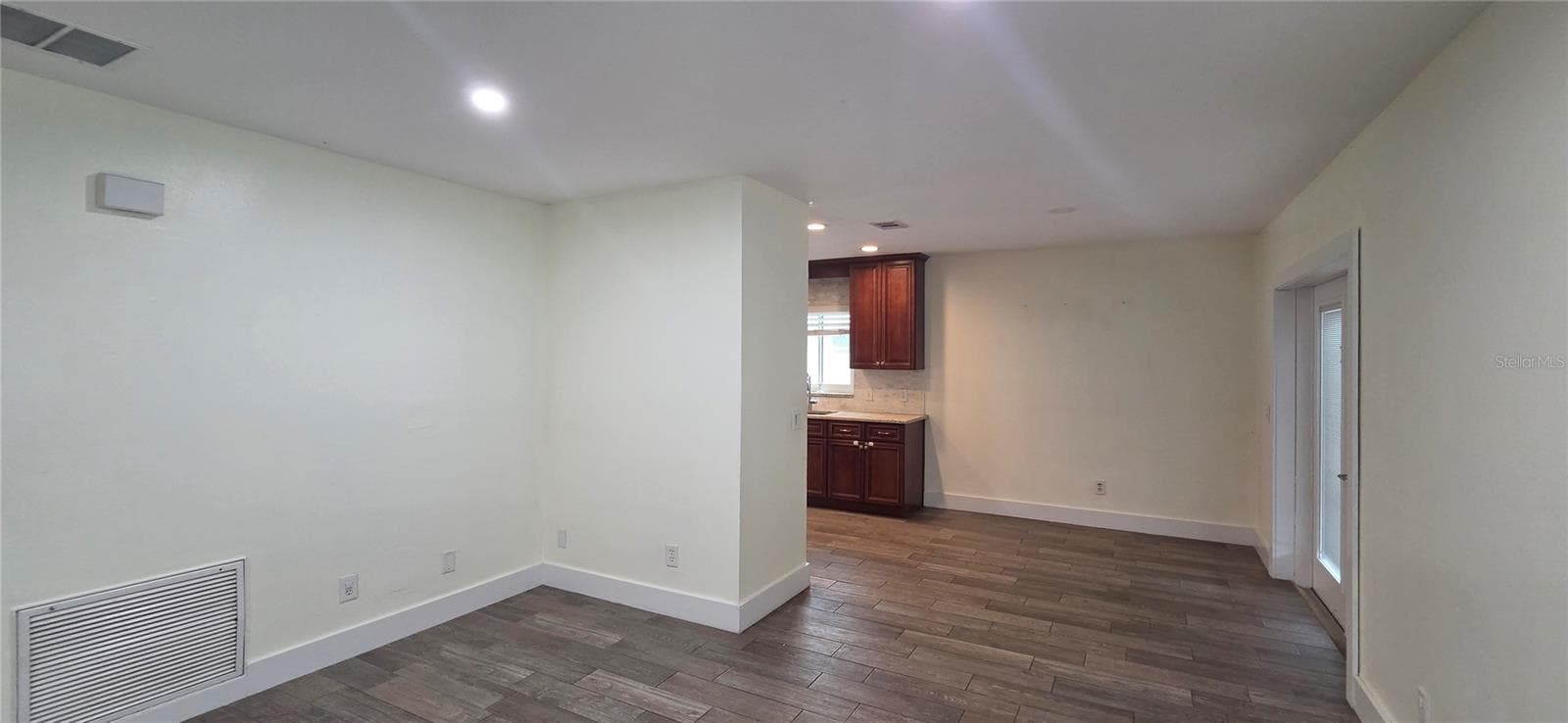 Single Family Residence at 7920 GEORGE WASHINGTON LN, TAMPA, photo 7 of 28