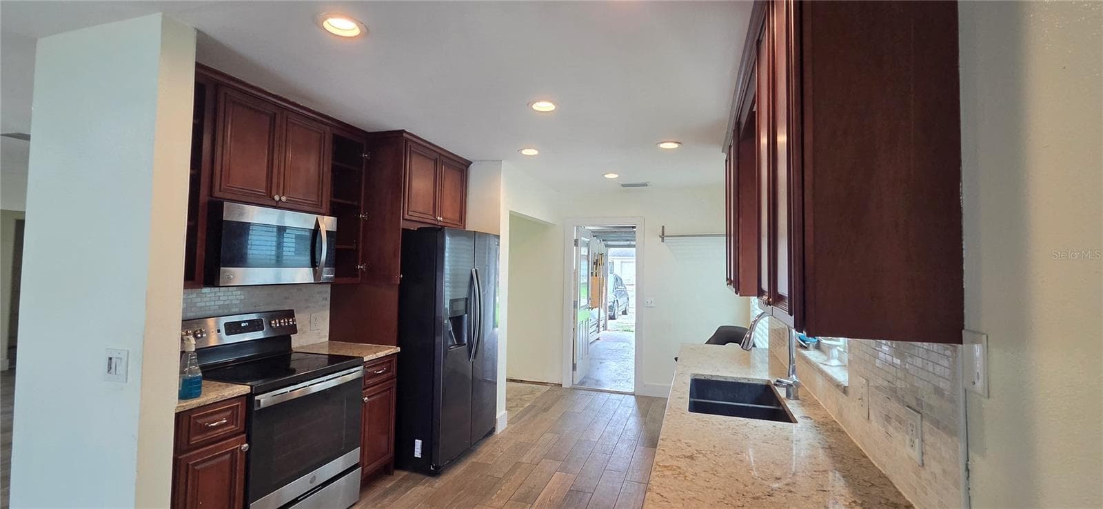 Single Family Residence at 7920 GEORGE WASHINGTON LN, TAMPA, photo 8 of 28