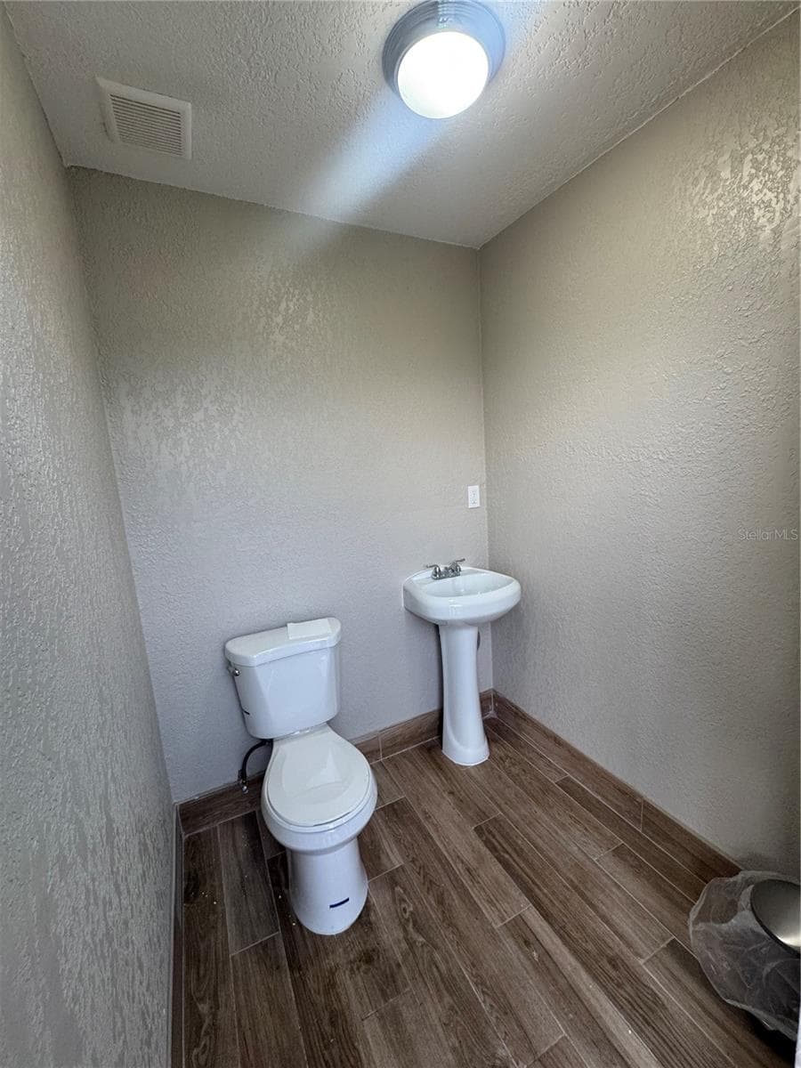 One of the offices (bathroom) - 541 N US HIGHWAY 17 92, LONGWOOD