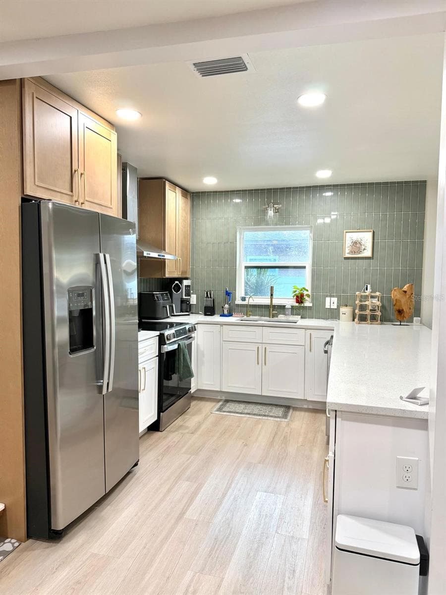 Single Family Residence at 5833 DARTMOUTH AVE N, ST PETERSBURG, photo 9 of 54