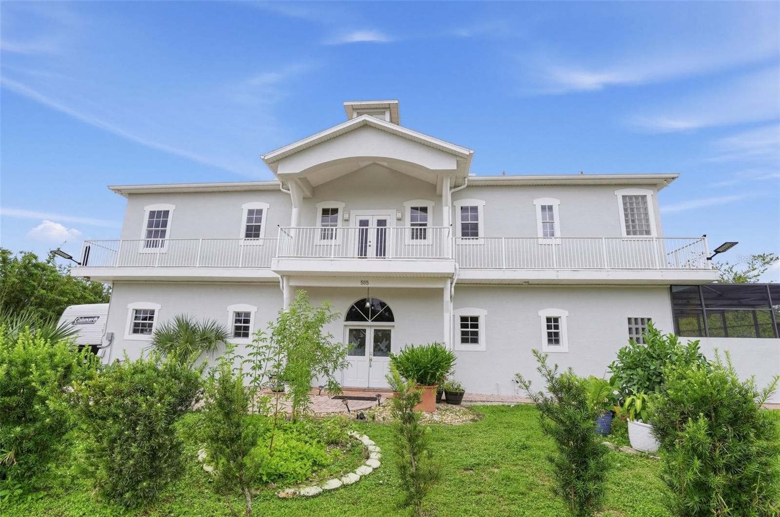 585 AMBER LN