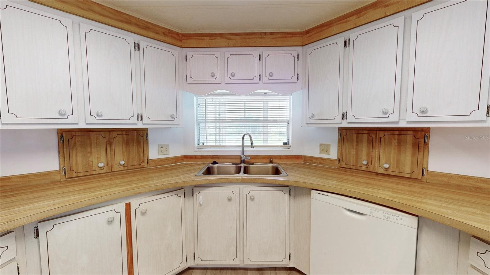 Manufactured Home at 717 SURREY PL, LEESBURG, photo 8 of 32
